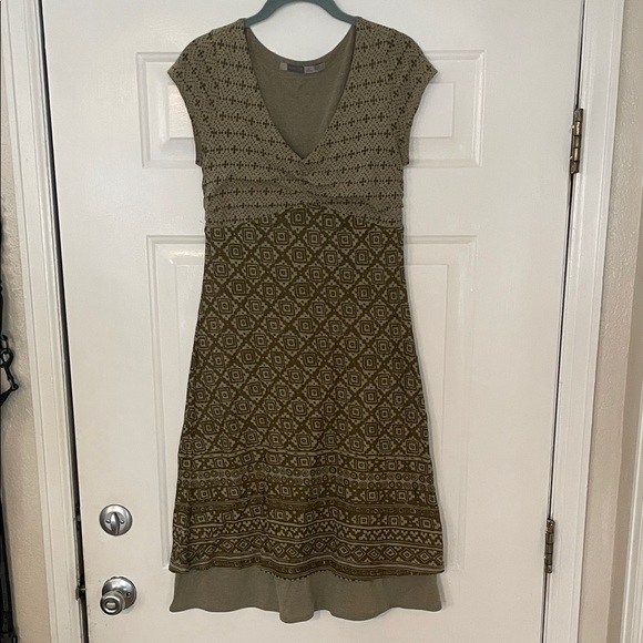 Athleta Dresses & Skirts - Athleta Green Patterned Midi Dress